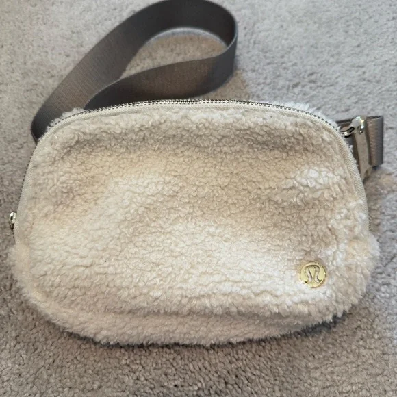 Lululemon Everywhere Fleece Belt Bag - Picture 3 of 10